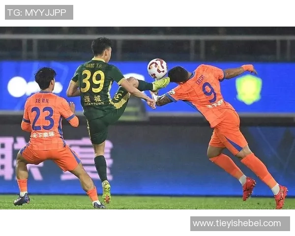 中超热刺与巴萨激战成平局争议判罚引发全场热议